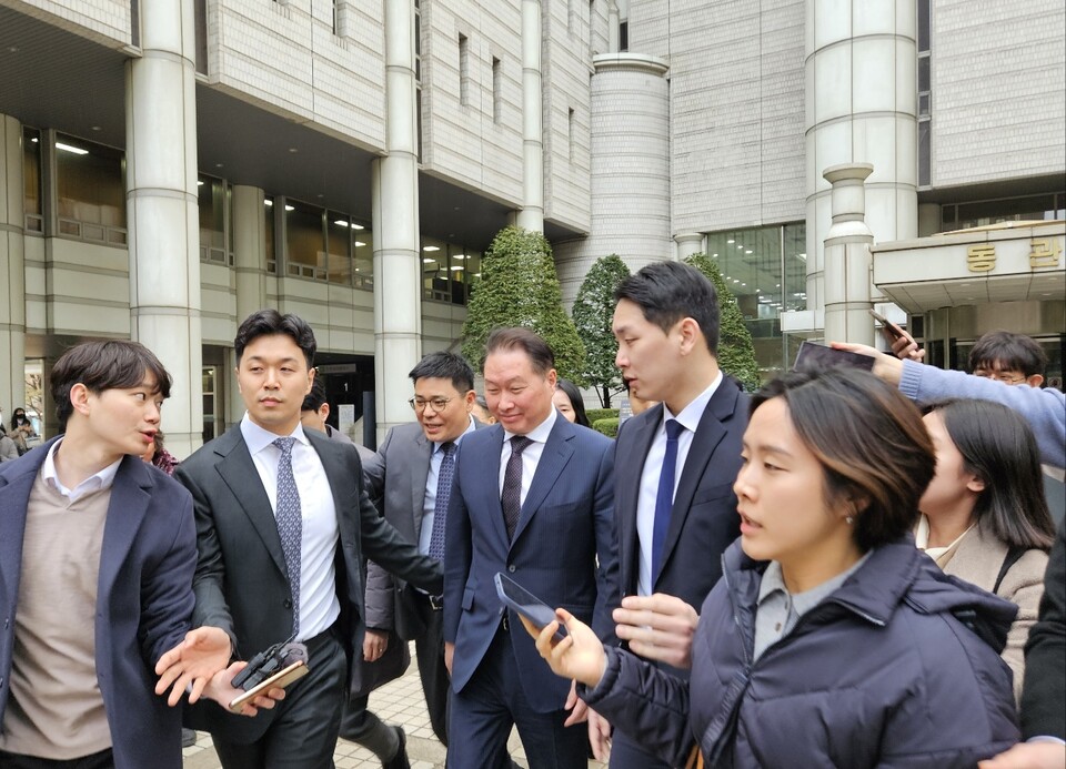 [SK 이혼소송 2라운드] 6년만에 법정 대면, 최태원 회장 '묵묵부답'