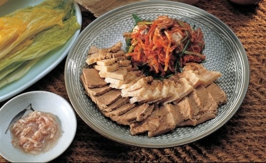 돼지고기에 새우젓을 얹어먹는 이유는