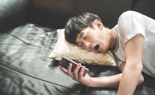 밤중에 잠 깰 때...하면 안 되는 2가지