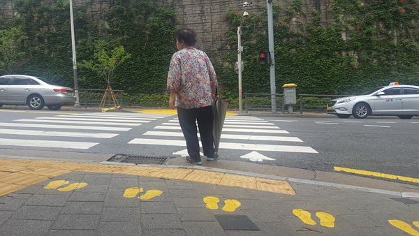 횡단보도 앞 노란 발자국 정체는?