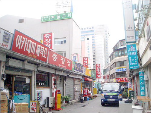 [영화가 흐르던 자리] <6>아카데미극장