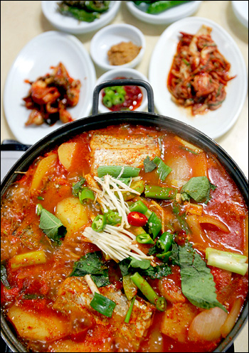 [맛집]육질 짱짱한 갈치조림-중흥동 `행복실내포장마차’