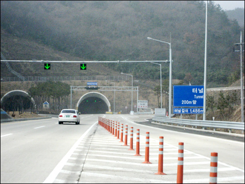 여전히 `○○○터널’