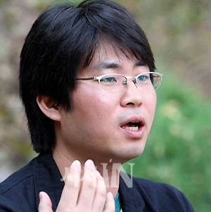 젊은이가 문학 권력과 맞서야 한다