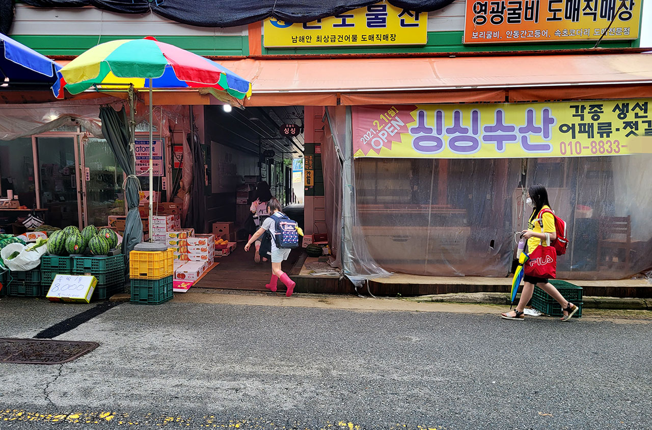 2년 후에 다시 만난 ‘과일가게 옆 통학로’ [사람IN]