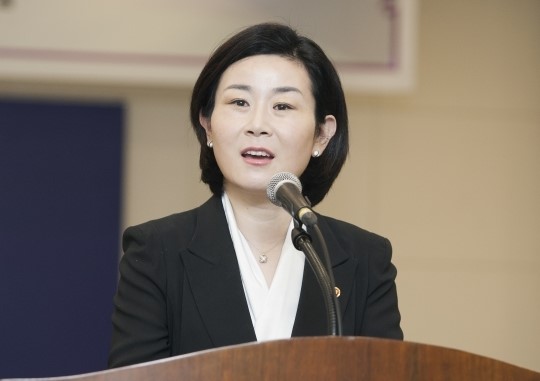 김희정 장관 “위안부 문제, 여성 인권 이슈로 접근해야”