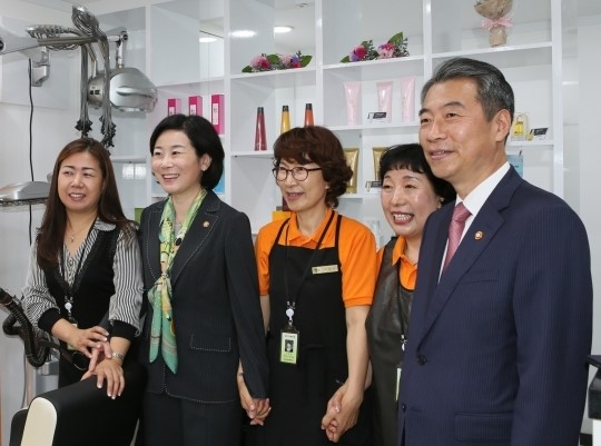 이발소만 있던 정부 청사에 ‘미용실’ 개장