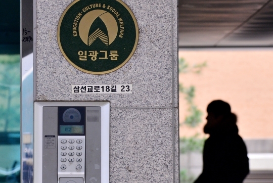 이규태 회장, 방산비리·클라라 협박 사건 병합