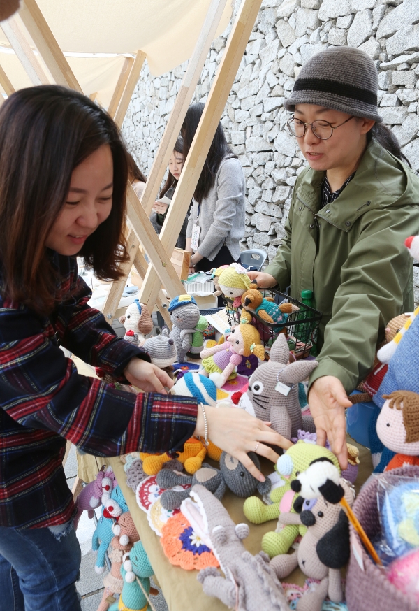 여성들의 손길로 채운 감고당길 여성공예마켓