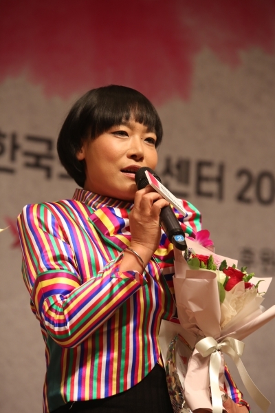 멀티미디어 작가 도로시 엠 윤 쌔끈하고 멋진 작업하는 작가 되겠다