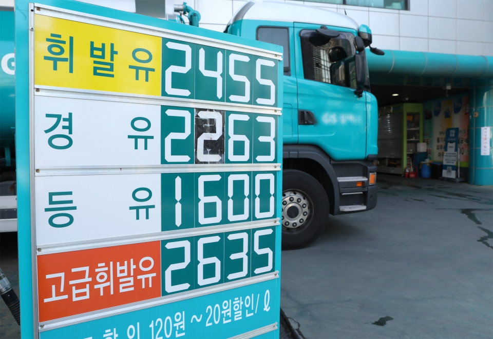 국내 휘발유 가격 11주 만에 내려... ℓ당 2000원
