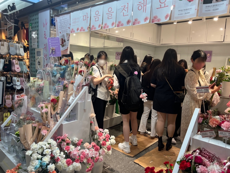 오늘은 어버이날... 카네이션 찾는 시민으로 꽃집 북적