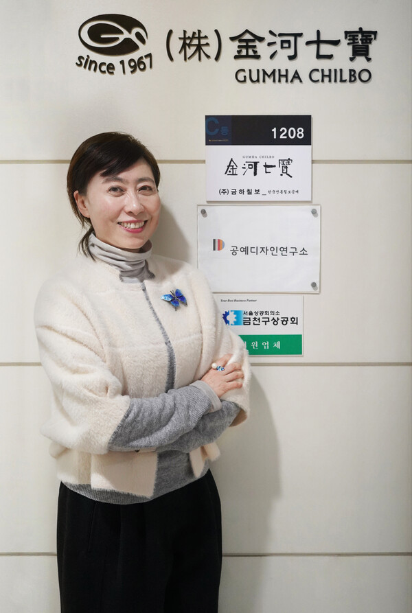 [CEO 길을 열다] 옛 것의 매력에 실용성을, 박수경 금하칠보 대표 “공예 1등 기업 될 것”