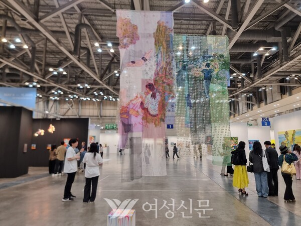 “More with Art”…‘아트부산 2025’ 화려한 막 올랐다