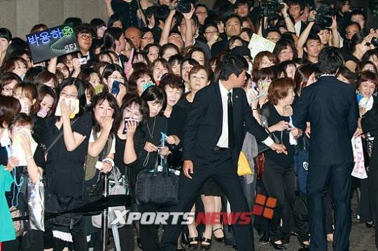 [엑츠포토] 용하씨 행복하세요… 故 박용하를 보내는 팬들