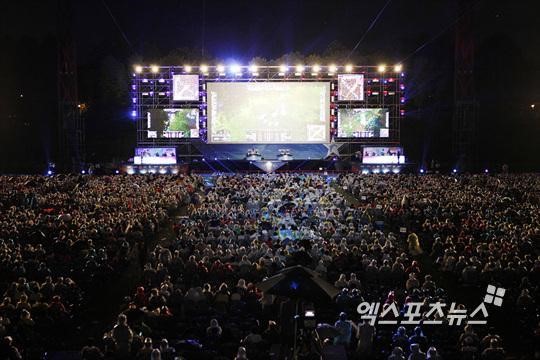 롤챔스 결승 궃은 날씨 속에도 꽉찬 경기장 [포토]