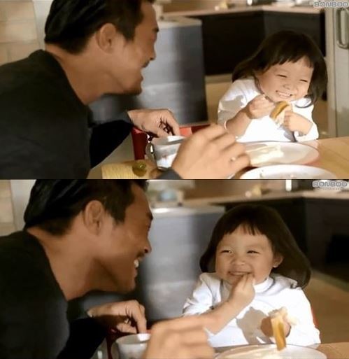 추사랑 식빵, 아빠 추성훈과 쟁탈전…먹방 베이비 VS 딸바보