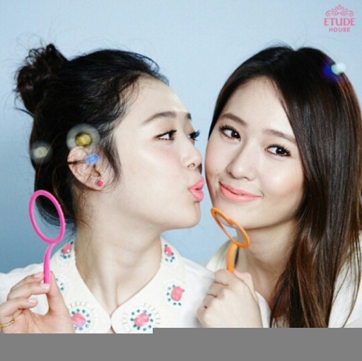 에뛰드하우스, 설리-크리스탈 화보…상큼한 모습의 볼 뽀뽀