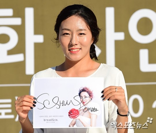 이상화 화이트 원피스에 시선 사로잡는 블랙 네일[포토]
