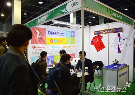 25일 오전 서울 양재동 aT센터 제1전시장에서 열린 제4회 스포츠산업 JOB FAIR 2014에 참석한 취업 준비생들이 대한축구협회 부스에서 관계자들과 질의응답을 갖고 있다. ⓒ 서울 김한준 기자