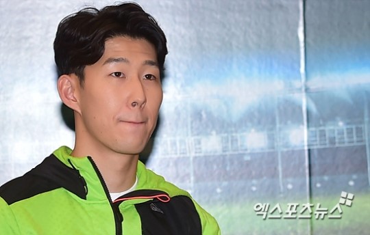 23日午後ソウル江南区三成洞KOEXモール内ライブプラザで開かれたレボクゼンソンフングミン選手ファン合コン&ファンサイン会でソンフングミンがファンと一緒に近況トークをしている.