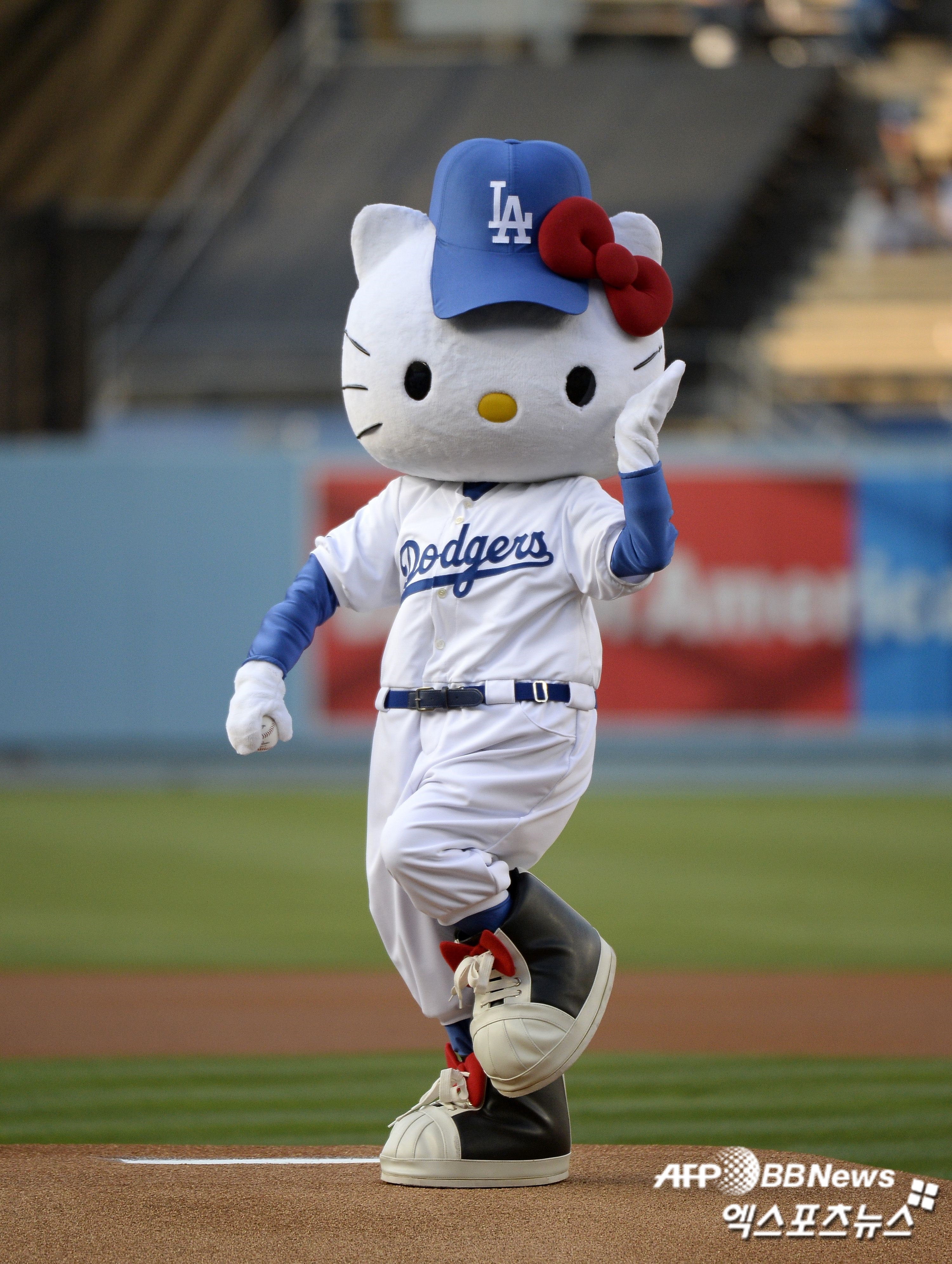 [포토뉴스] MLB에 등장한 헬로 키티의 시구