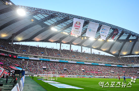 FC서울 VS 수원 삼성 슈퍼매치를 맞아 많은 관중이 찾은 서울월드컵경기장[포토]