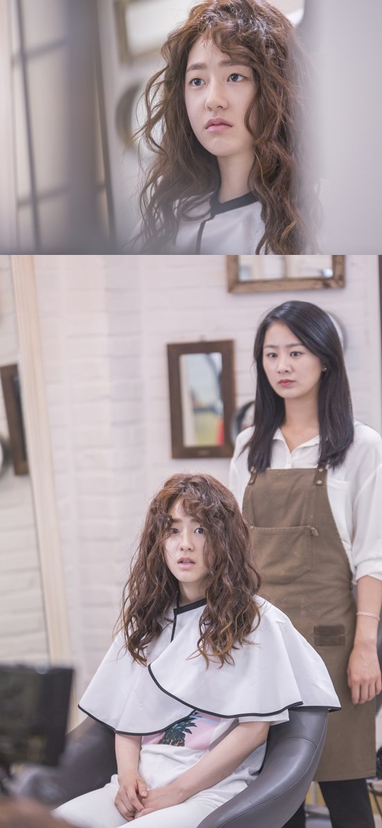 파마가 망했어요…청춘시대 박혜수, 미용실 공감 부르는 스틸컷
