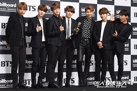 방탄소년단 트로피 받았어요[포토]