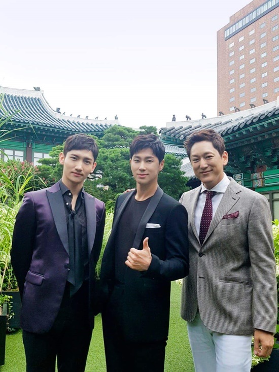 완벽한 왕의 귀환…동방신기, 훈훈한 완전체 셀카
