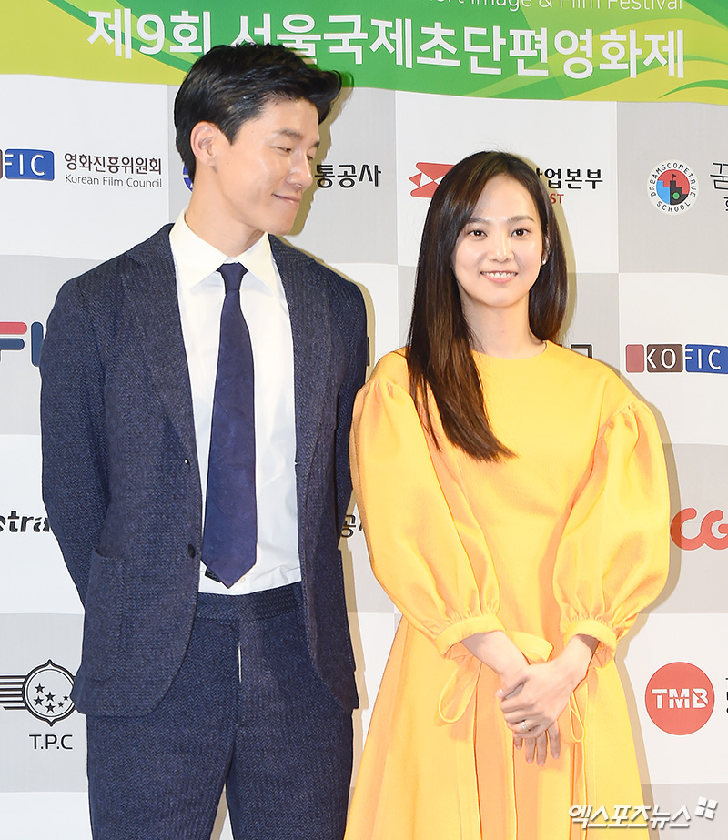 [엑's HD] 김무열 '아내 윤승아 향한 다정한 시선'