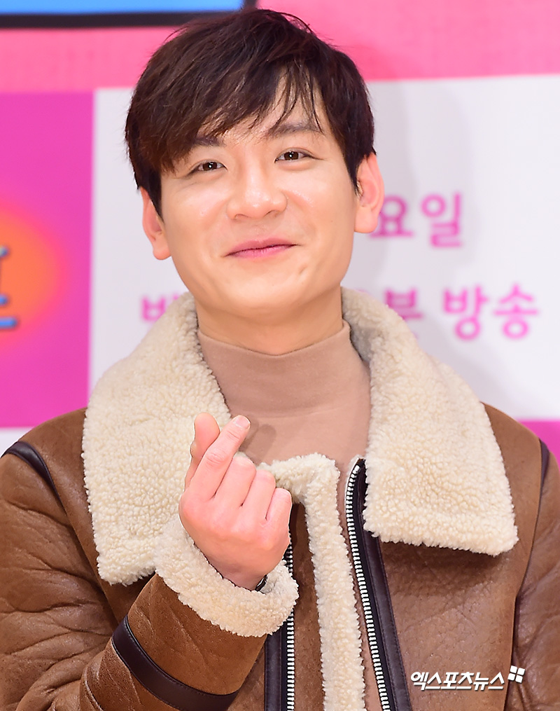 [엑's HD] 정성호 '그윽한 눈빛과 함께 하트'