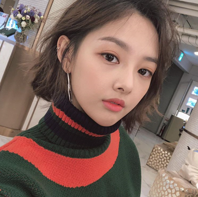 [★해시태그] 소나무 뉴썬, 날렵한 턱선 드러낸 완벽 미모 셀카