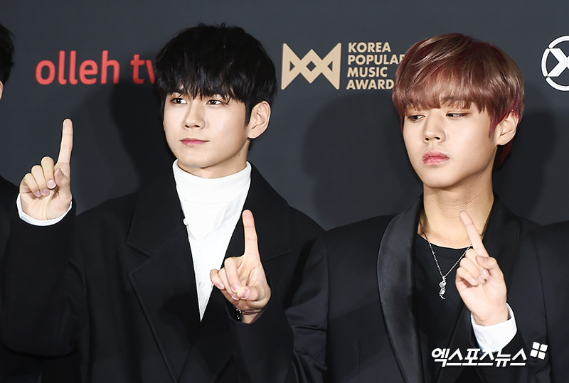 [엑s HD포토] 박지훈 옹성우 힐끗