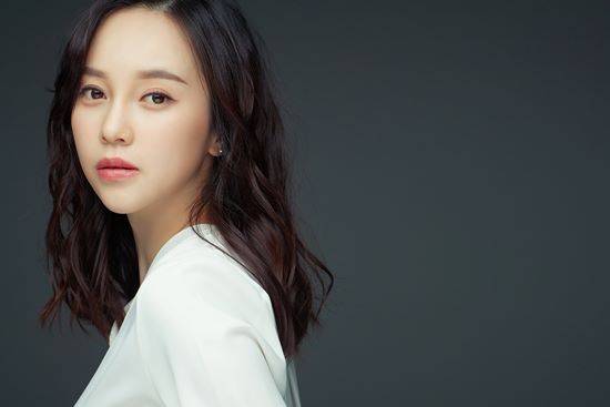 아유미, 본격 한국 활동 시동…본부이엔티와 전속계약 체결 