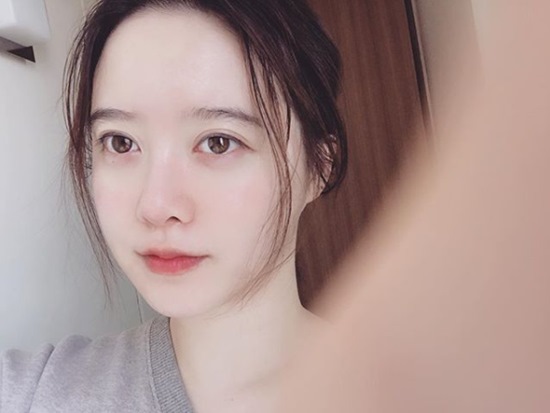 구혜선, 백옥 같은 맑은 피부 자랑 [★해시태그]