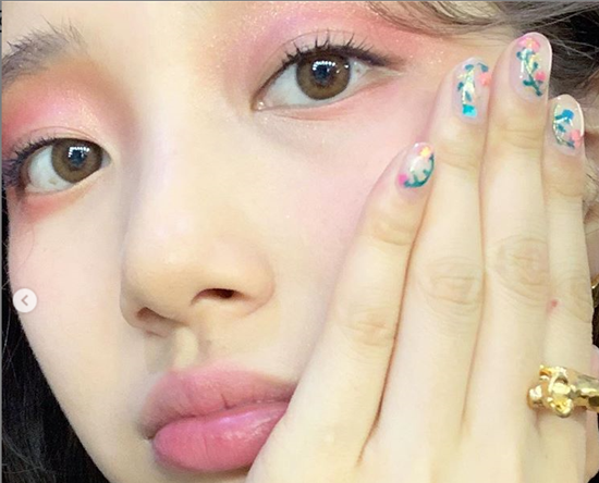 수지, 상큼발랄 메이크업+네일아트 과시 [★해시태그]    