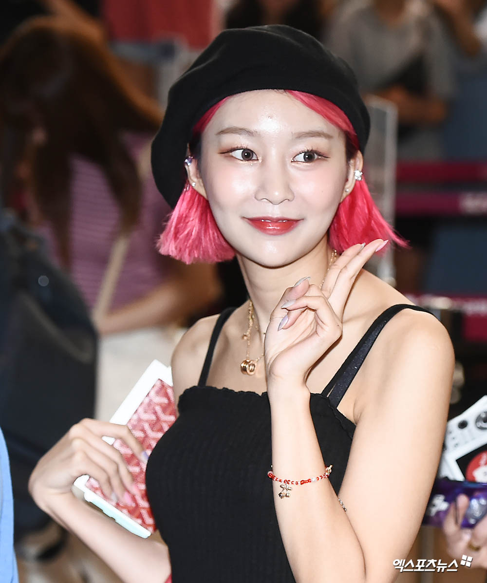 모모랜드 혜빈 비범한 핫핑크 헤어[엑s HD포토]