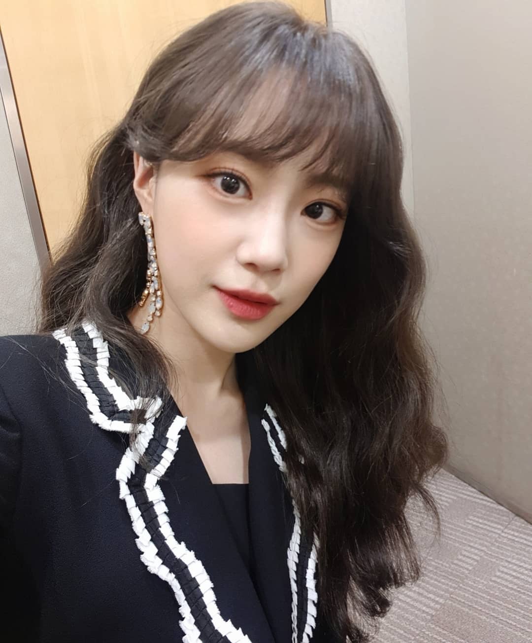 허영지, 흑발로 염색 후 시크한 매력 뿜뿜 [해시태그]