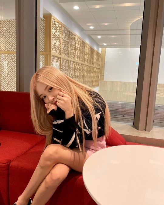 블랙핑크 로제, 금발머리의 귀여운 매력 [★해시태그]