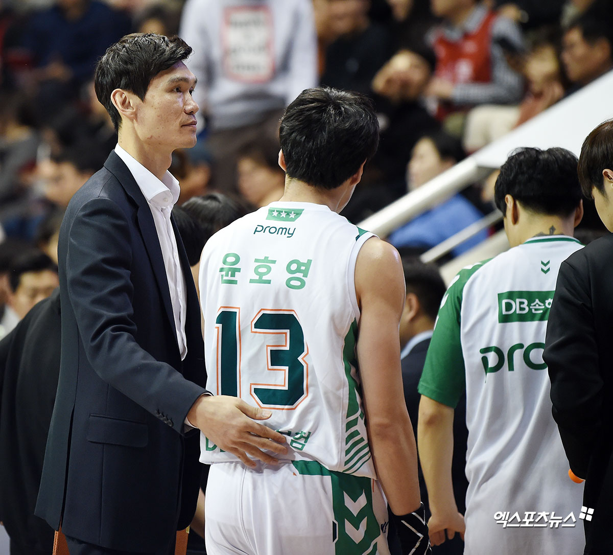 윤호영 격려하는 김주성 코치[포토]