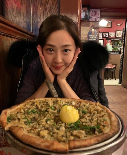 김다솜, 피자 앞에 두고 깜찍 포즈 [★해시태그]