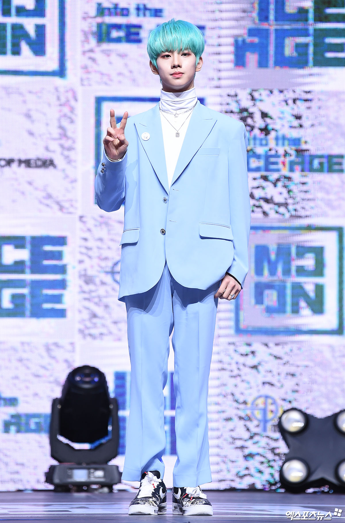 MCND 윈 막내입니다[엑s HD포토]