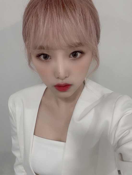 아이즈원 예나, 새하얀 슈트·핑크 헤어로 초절정 미모 과시