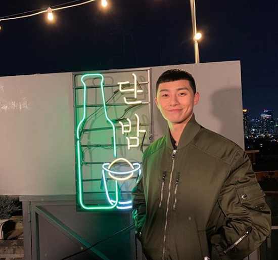 박서준, 단밤 앞에서 보조개 미소…설레는 심쿵짤 [in스타]