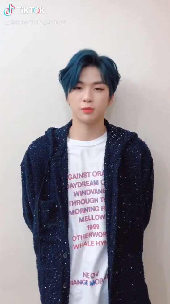 강다니엘, 다니티 설레게 한 신비로운 블루 헤어…화사한 꽃미모