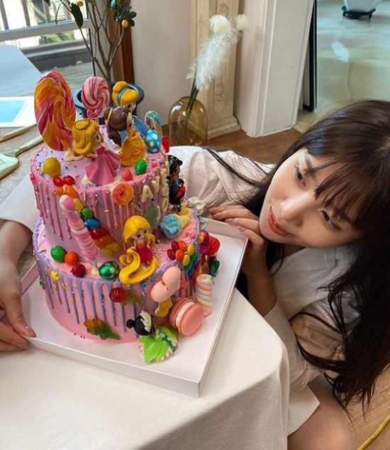 레드벨벳 조이, 공주님 케이크 선물 받고 행복…설레는 미소 [in스타]
