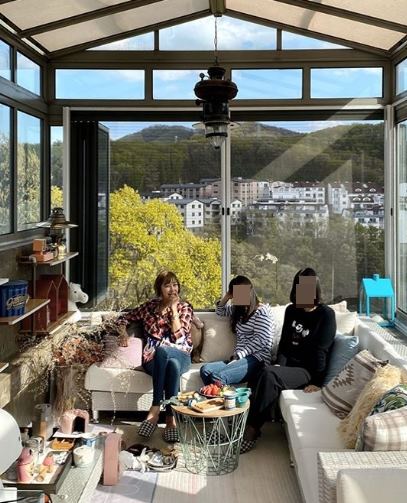 변정수, 대저택서 홈파티…통유리 인테리어+넓은 잔디마당 [★해시태그]