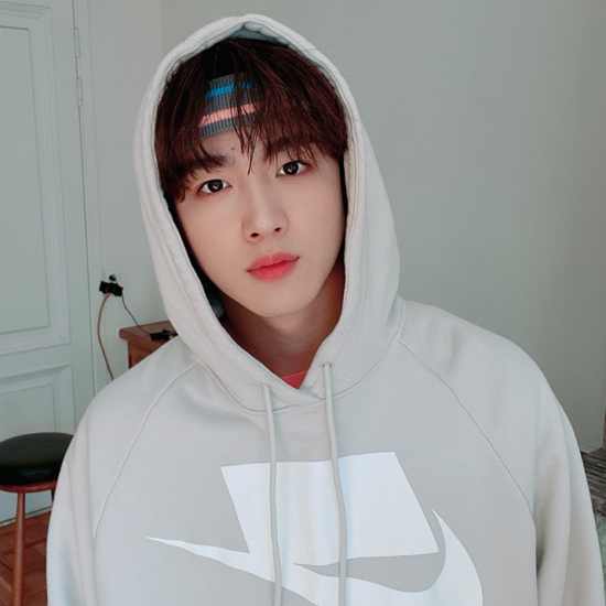 김요한, 후드티+헤어밴드로 러블리 폭발…팬들 심장 저격