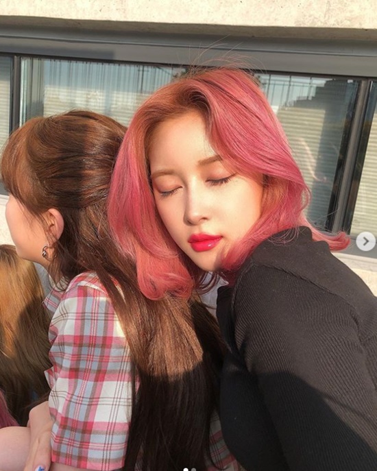우주소녀 다영, 빨간색 헤어+립 강조한 상큼美→홍윤화 왜 이렇게 예뻐? [★해시태그]